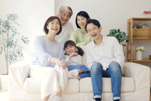 2025施政報告懶人包｜新生兒父母可獲2萬獎勵金+額外免稅額！推長者業主樓換樓計劃 不須補價買單位