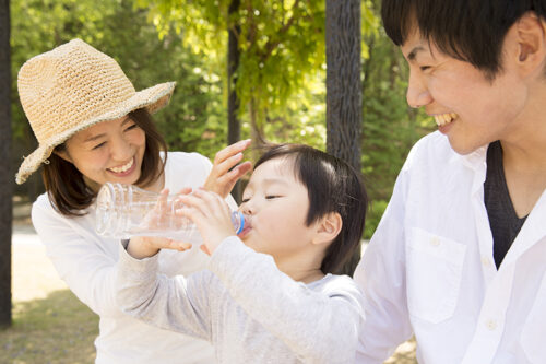 最新「飲水習慣」調查2025｜逾8成港爸媽擔心飲用水水質影響子女健康 附選水貼士 ＋ 2款信賴水品牌