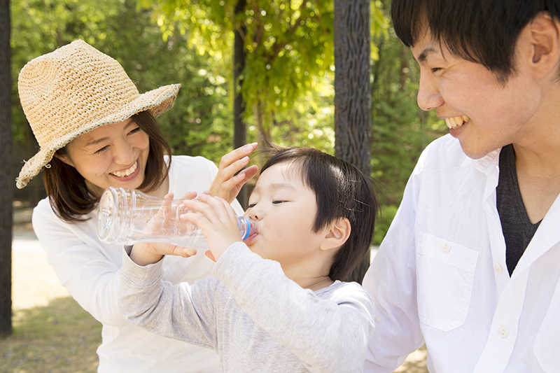 最新「飲水習慣」調查2025｜逾8成港爸媽擔心飲用水水質影響子女健康 附選水貼士 ＋ 2款信賴水品牌