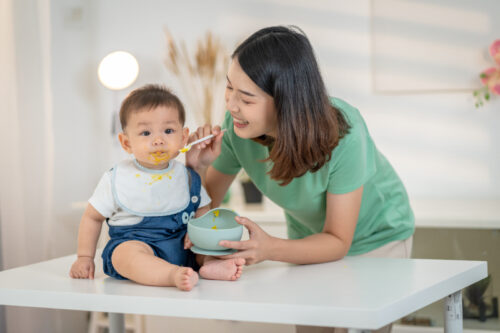 嬰兒副食品全攻略2025｜幾時開始吃？簡易食譜＋輔食機推薦 爸媽必看懶人包！【附換食流程建議】